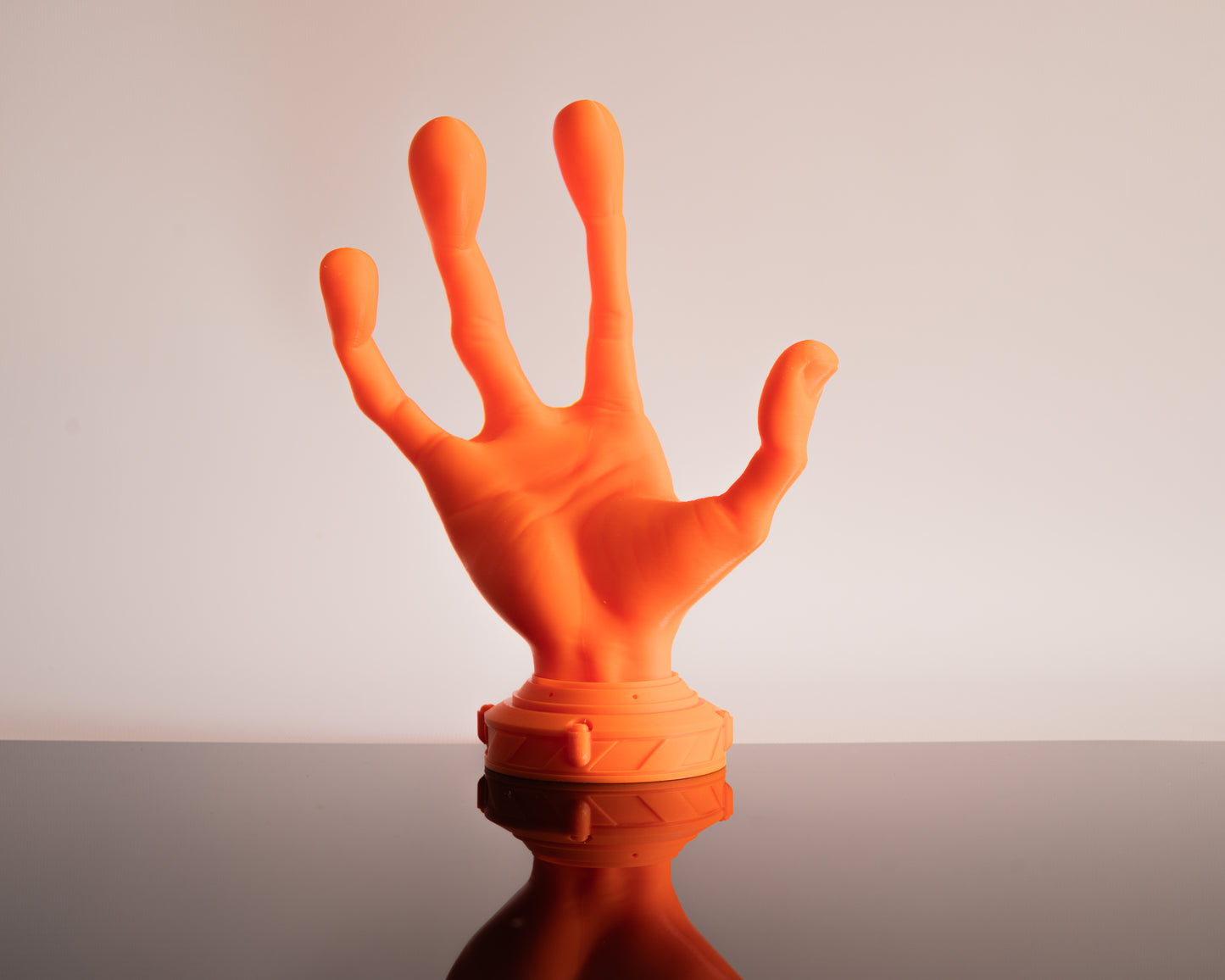 4 Finger Alien 3D Printed Controller Holder – Unique Sci-Fi Gamer Display Stand