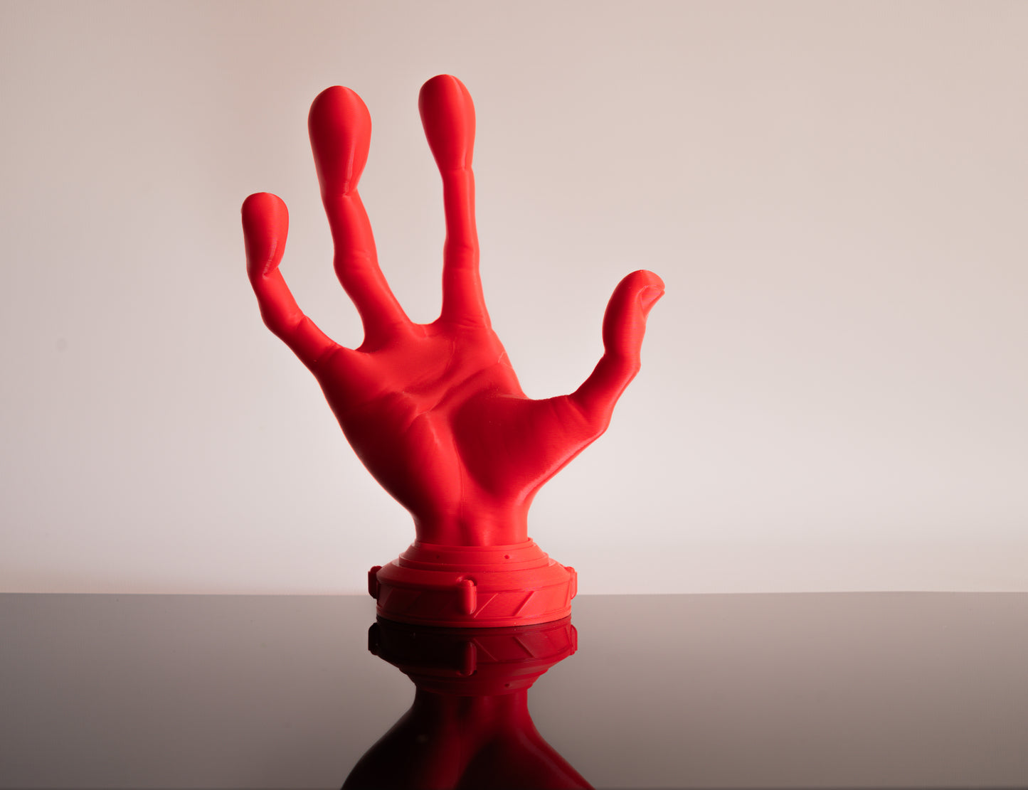 4 Finger Alien 3D Printed Controller Holder – Unique Sci-Fi Gamer Display Stand