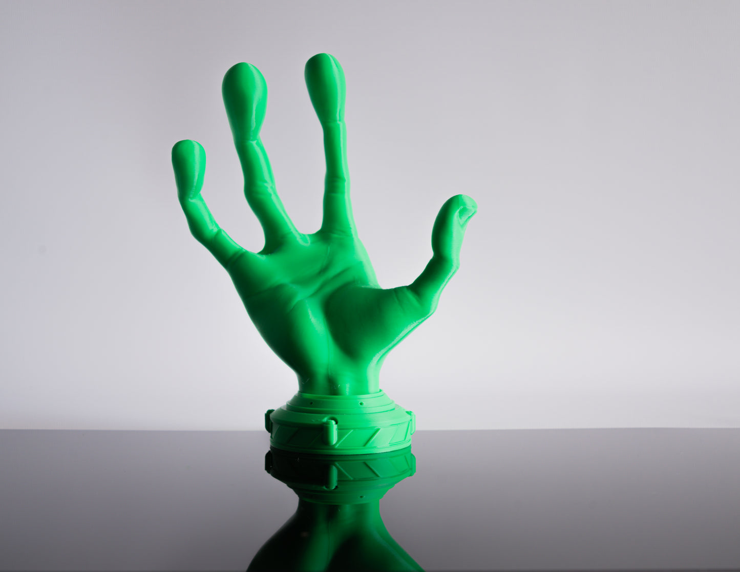 4 Finger Alien 3D Printed Controller Holder – Unique Sci-Fi Gamer Display Stand