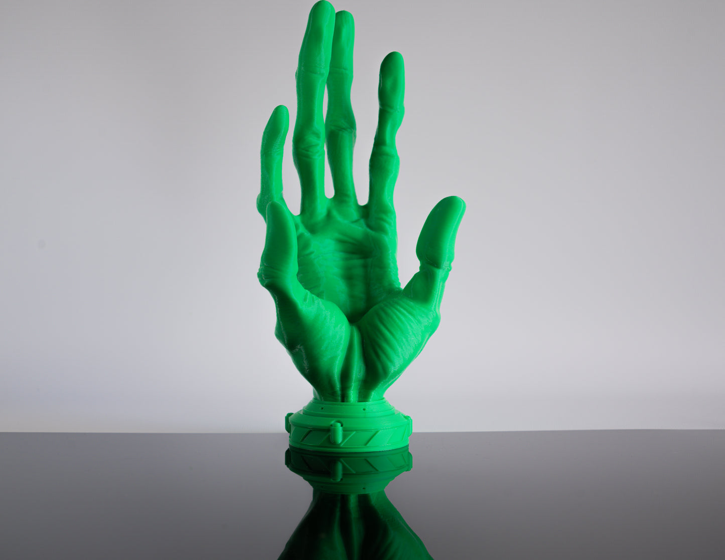 6 Finger Alien Hand Controller Holder – Sculpted Display Stand for Gamers
